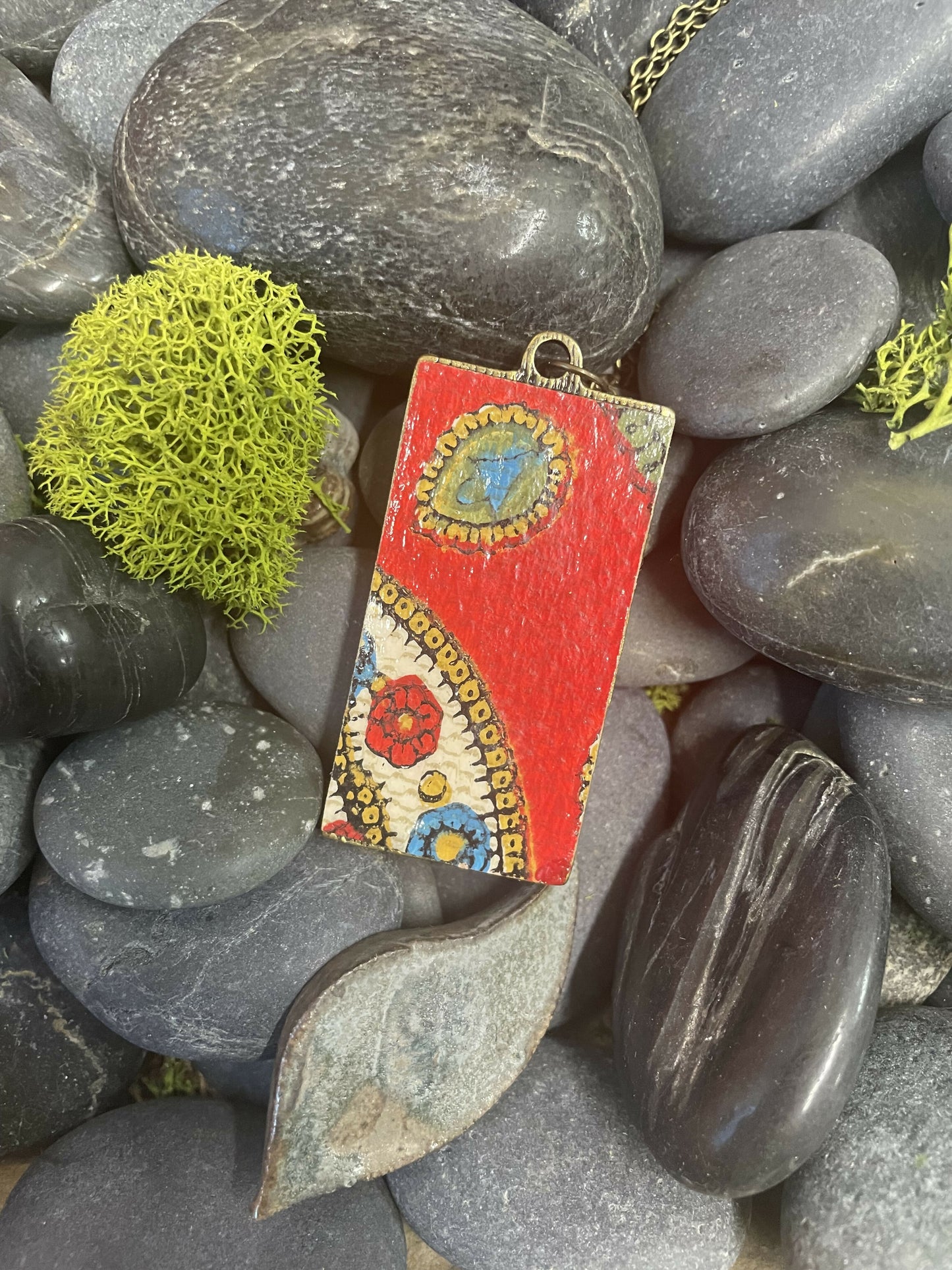 Round glass vase with white and pink flowers, pendant