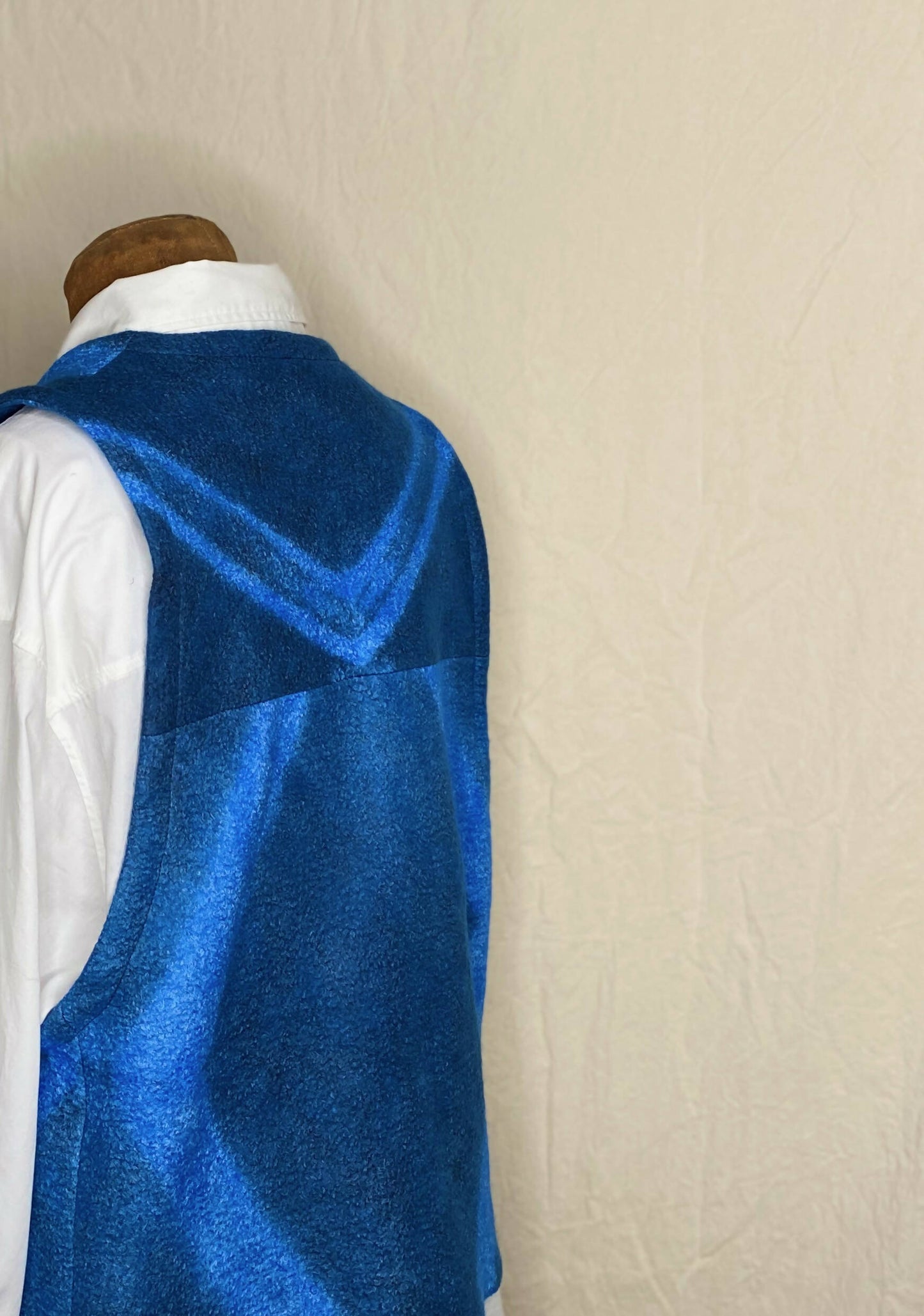 blueonbluebackwithshirt_0639