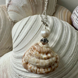 King Venus Shell Pendant Necklace
