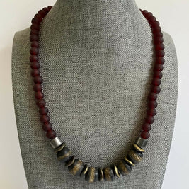 Beaded necklace - brown