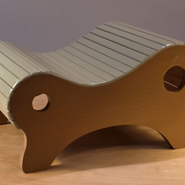 Curvy footrest