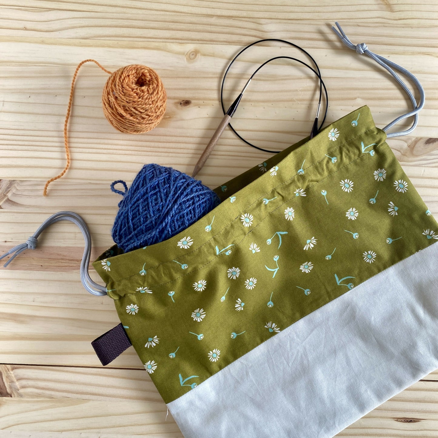 Drawstring Tote in Daisy