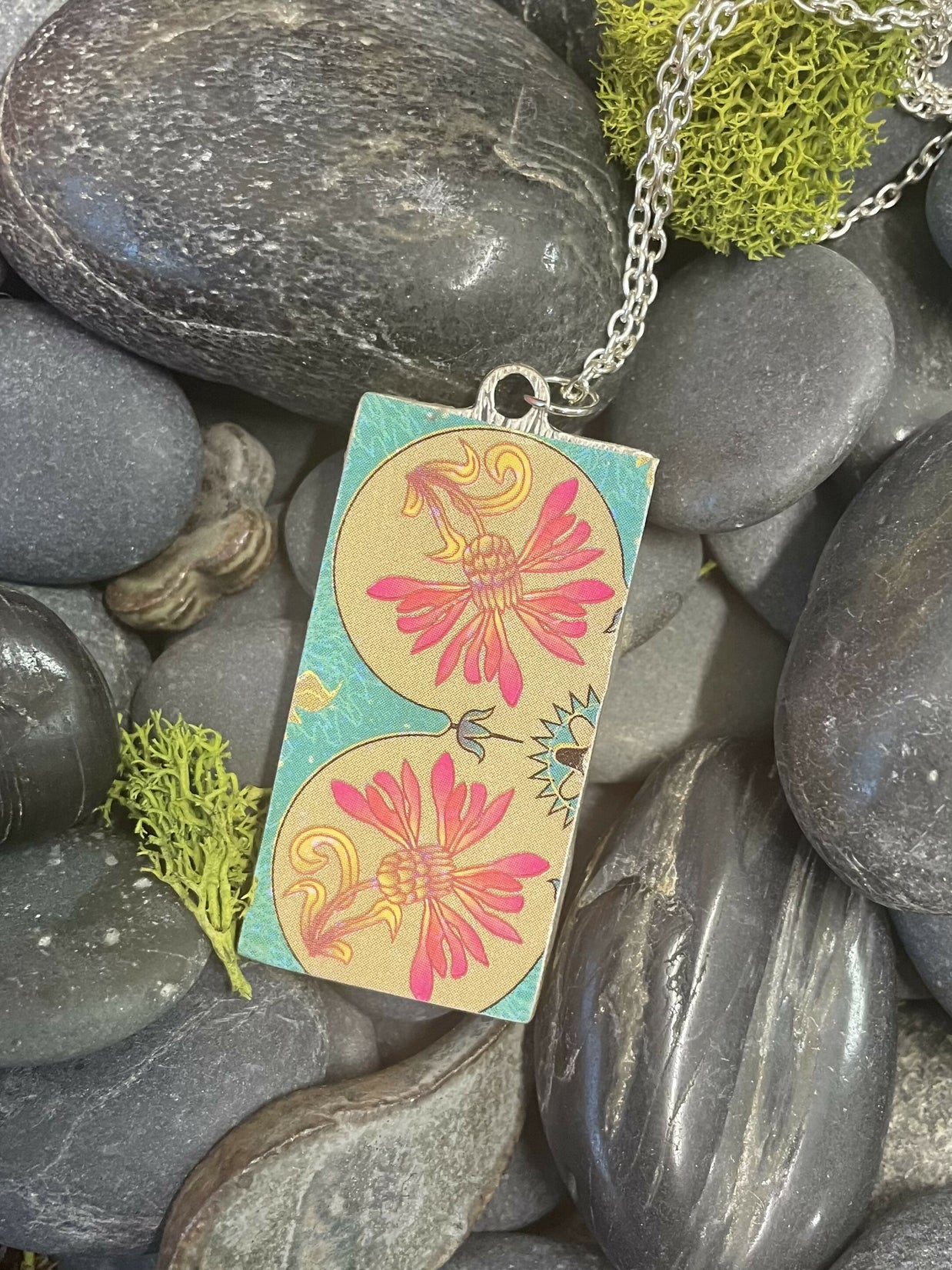 Creamy flowers in a vase on a pink and purple background. Pendant