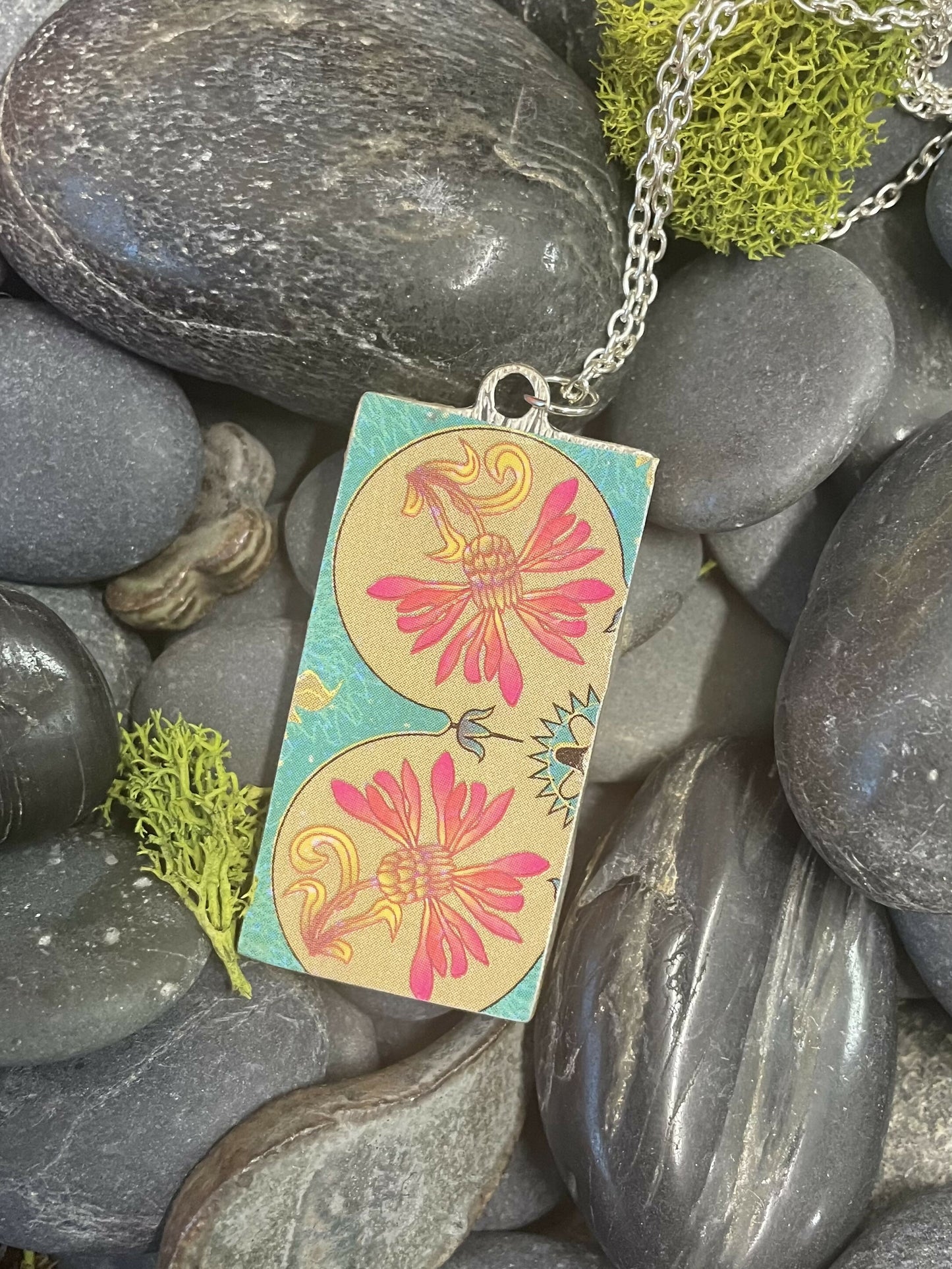 Creamy flowers in a vase on a pink and purple background. Pendant