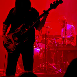 Bassplayer in Red