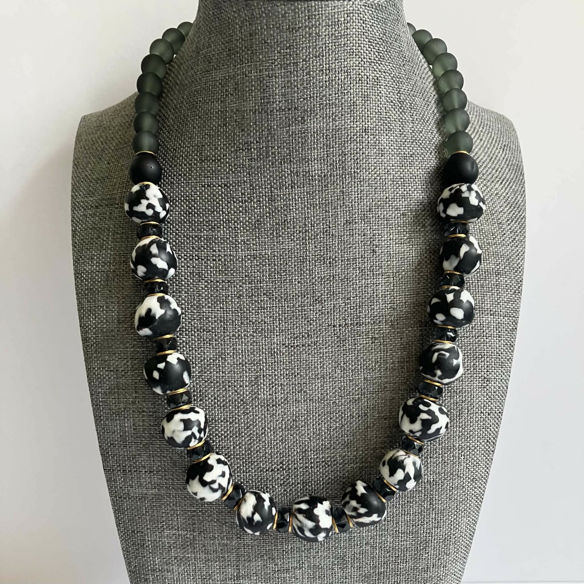 Beaded necklace - black/white