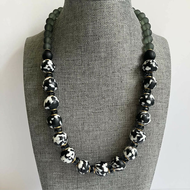 Beaded necklace - black/white