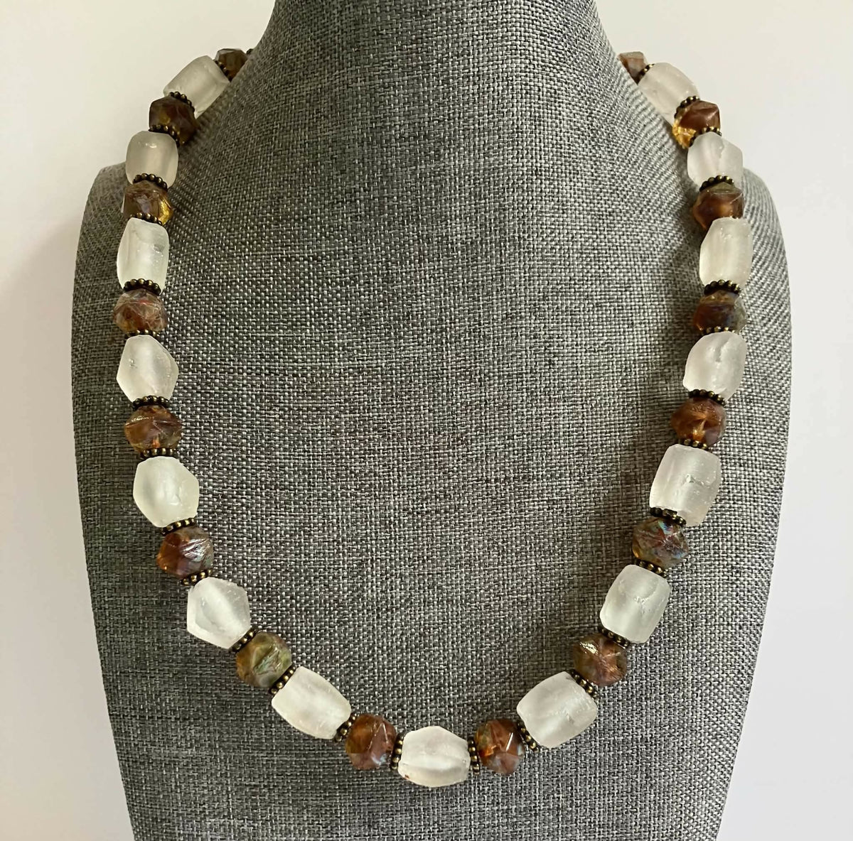 Beaded necklace - brown/white
