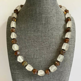 Beaded necklace - brown/white