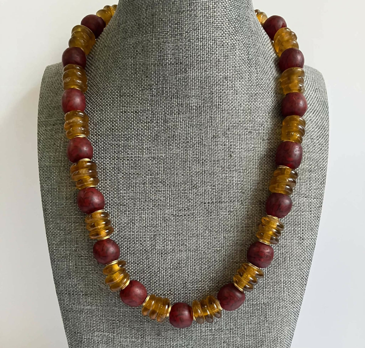 Beaded necklace - maroon/amber
