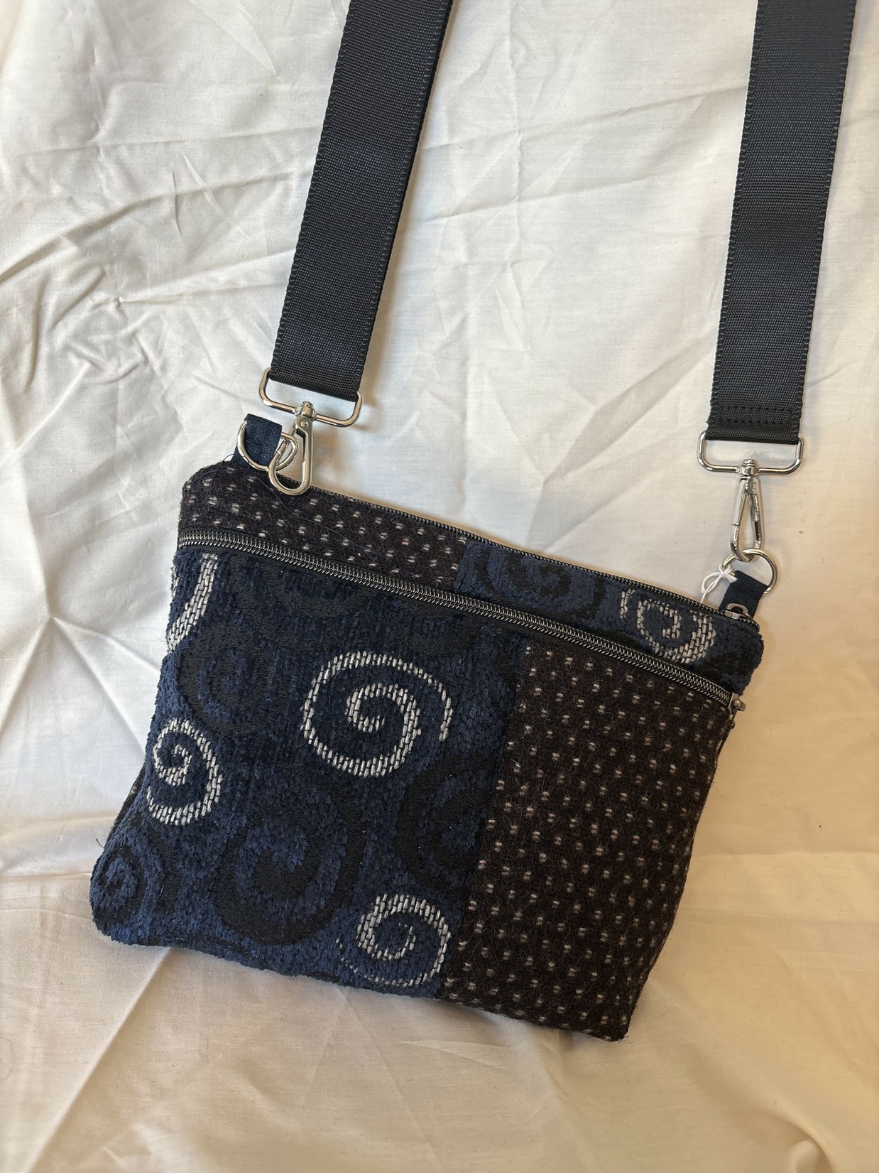 3zip purse- black and swirl pattern