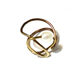 Swirl ring with pearl