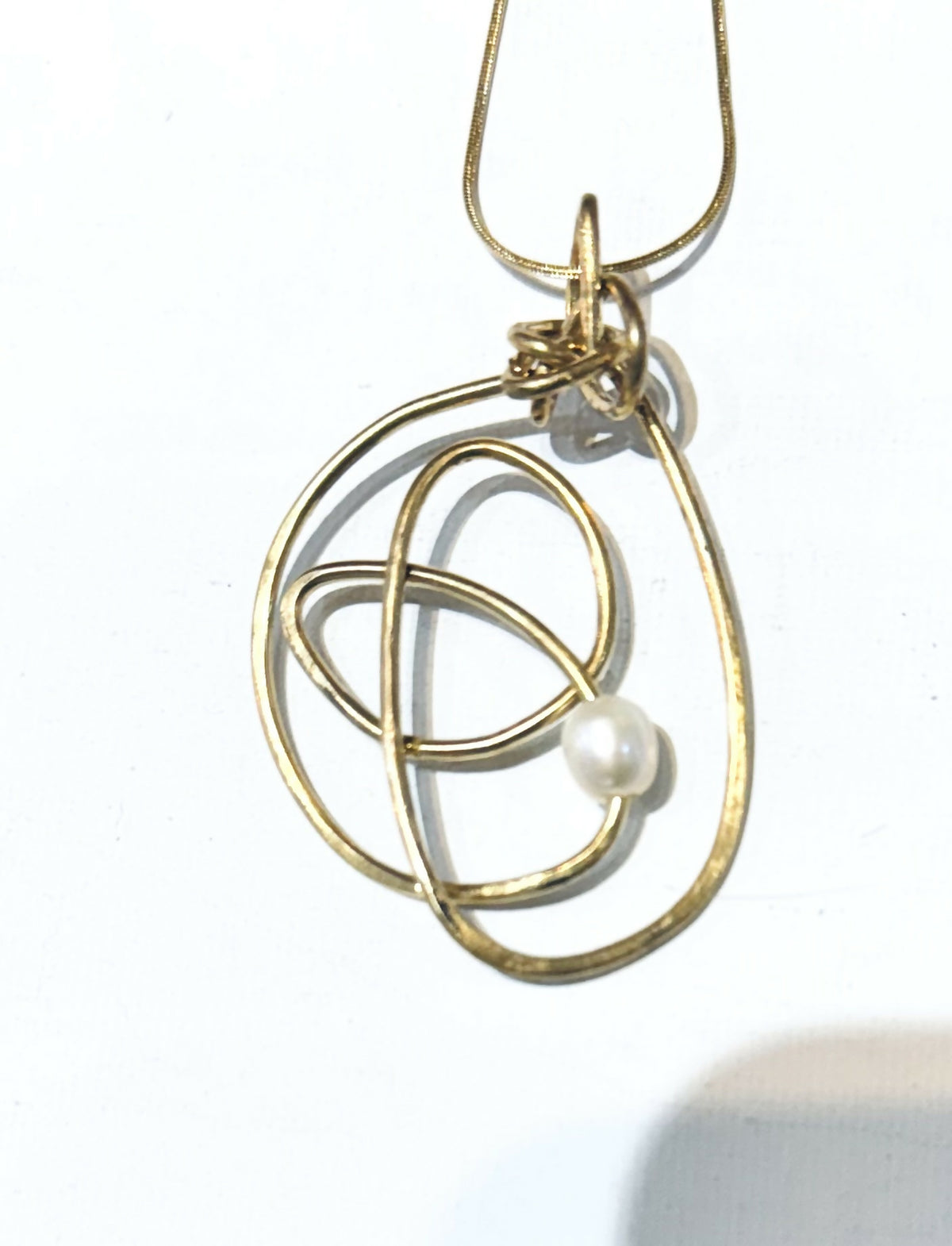 Swirl pendants with pearl