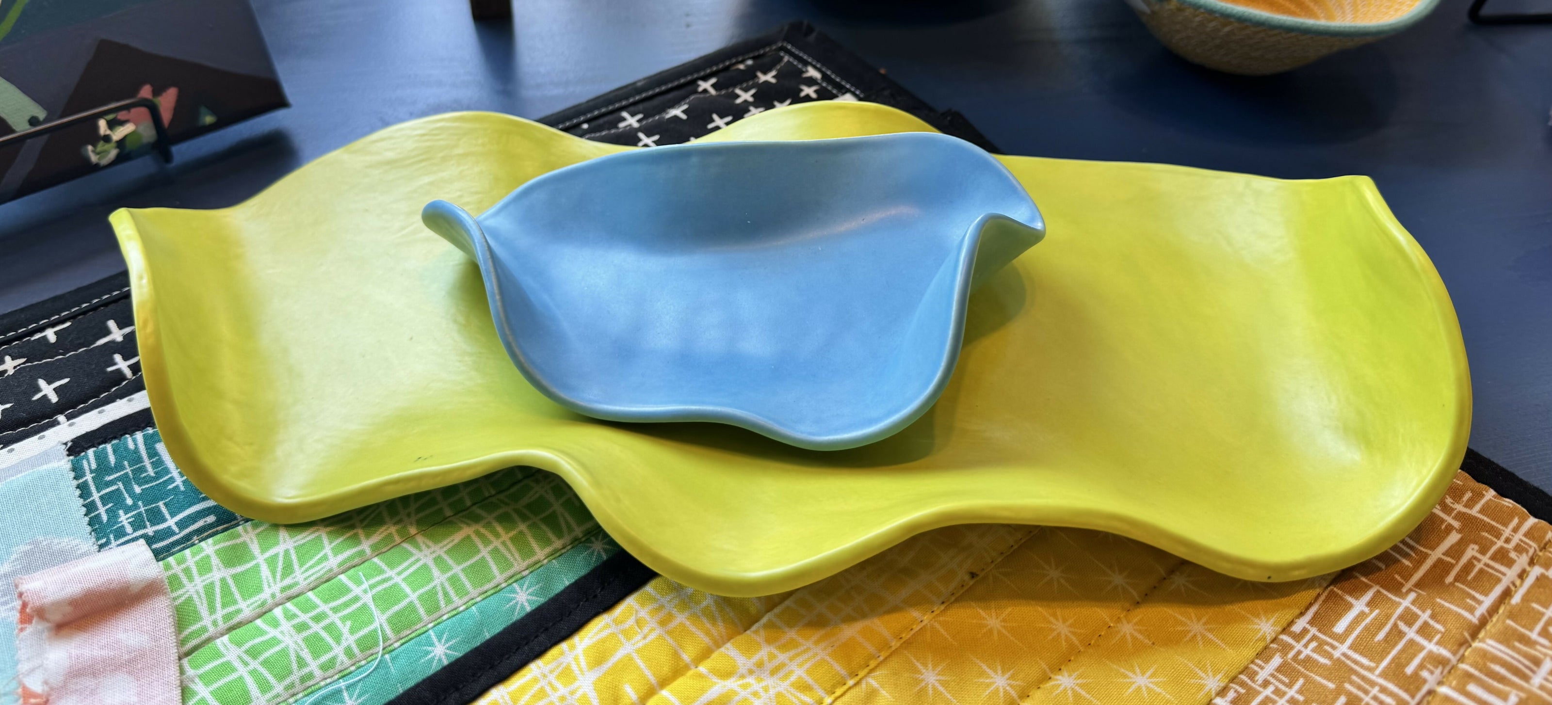 Wavy ceramic tray - lime green