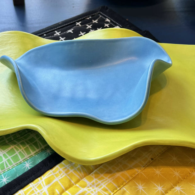 Wavy ceramic tray - lime green