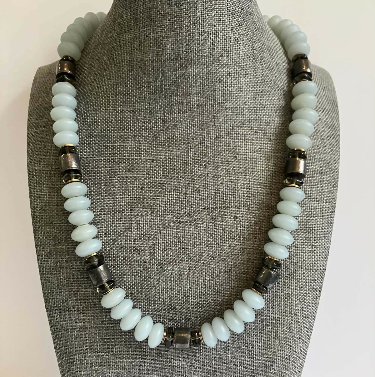 Beaded necklace - light blue/gray