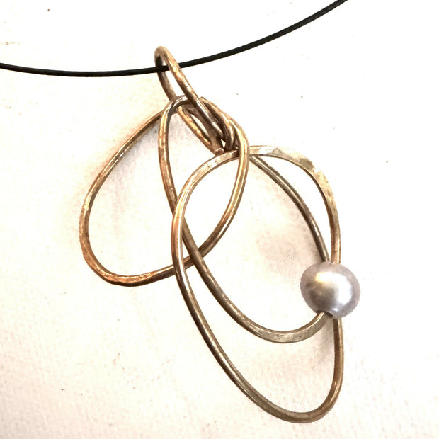 Swirl pendants with pearl