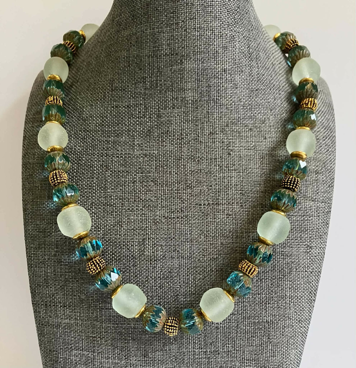 Beaded necklace - blue/gold