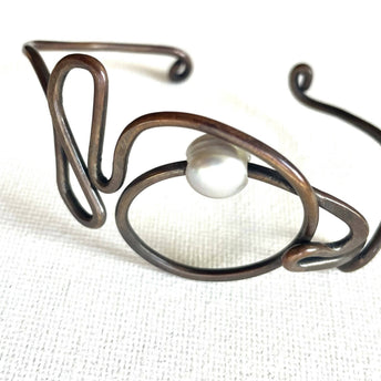 Swirl bracelet with pearl