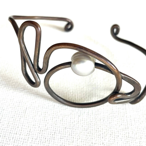 Swirl bracelet with pearl